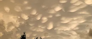 Fenomen meteo rar pe cerul României. Cum arată și ce sunt norii mammatus. Cât de PERICULOȘI pot fi