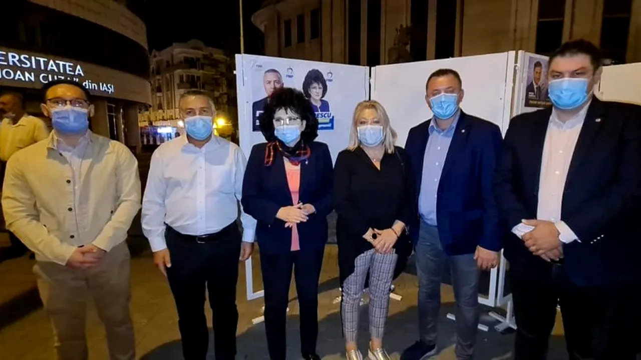 Cum s-au întâlnit doi candidați la Primăria Iași la lipit de afișe în miez de noapte. Mihai Chirică: „Salut, Petrică! Mai dă cu soluție!” - FOTO