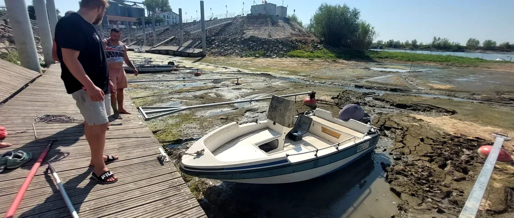 Dunărea a secat în portul turistic din Corabia-Olt. Bărcile stau de câteva săptămâni blocate în nămol