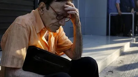 Băncile din Grecia s-au redeschis, însă restricțiile vor fi menținute. Câți bani poate extrage o persoană pe săptămână