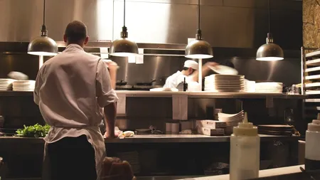 Se redeschid restaurantele: Consumul de produse în picioare, interzis / Nu se dansează, nu se consumă alimente sau băuturi la bar