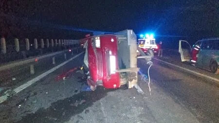 Plan Roşu de Intervenţie în Sibiu, după ce un microbuz s-a răsturnat pe Autostradă, iar apoi trei mașini s-au lovit în coloana formată