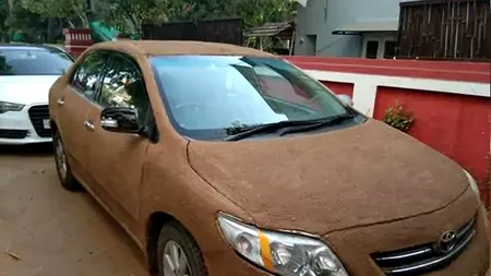 Un bărbat și-a acoperit mașina cu balegă de vacă. Explicația lui e incredibilă - FOTO