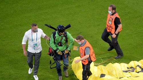 Protest cu parașuta la un meci EURO 2020: Mai multe persoane au ajuns la spital - FOTO/VIDEO