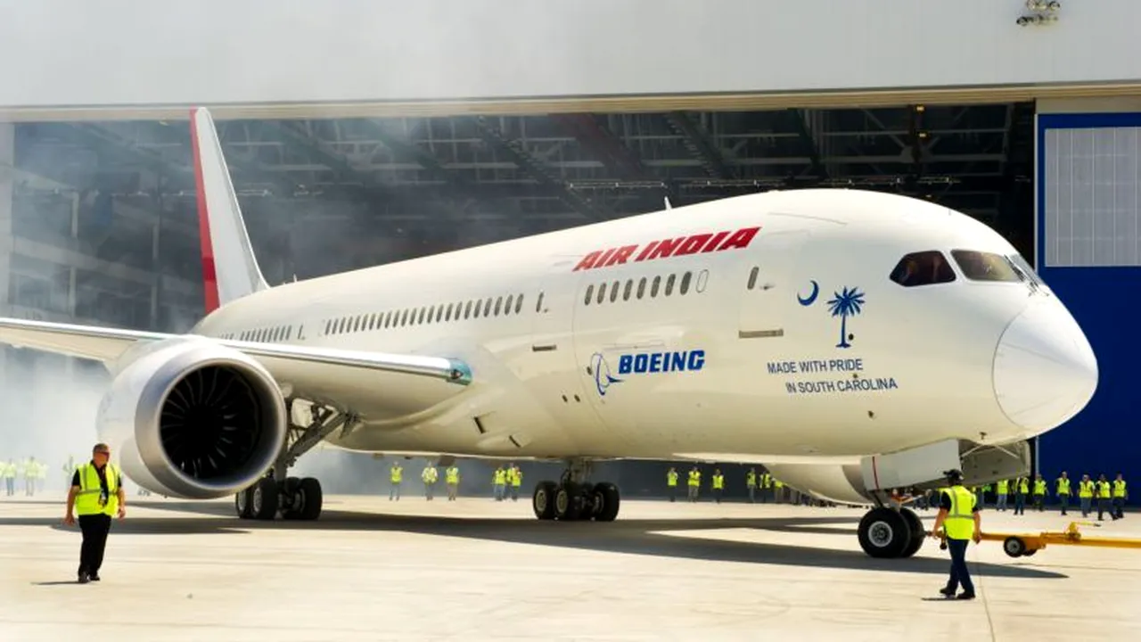 ALERTĂ PE OTOPENI. Un avion cu 320 de pasageri a aterizat de URGENȚĂ