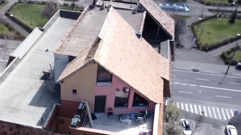 Se întâmplă în România! Un bărbat și-a construit casă pe un bloc din Brașov
