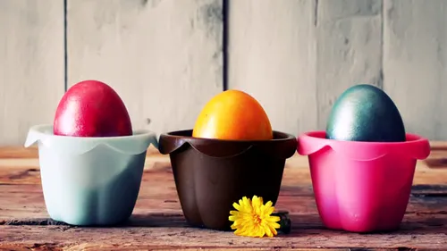 Tradiții de Paște: Vopsirea ouălor, înnoirea hainelor, dar și cadourile aduse de Iepuraș
