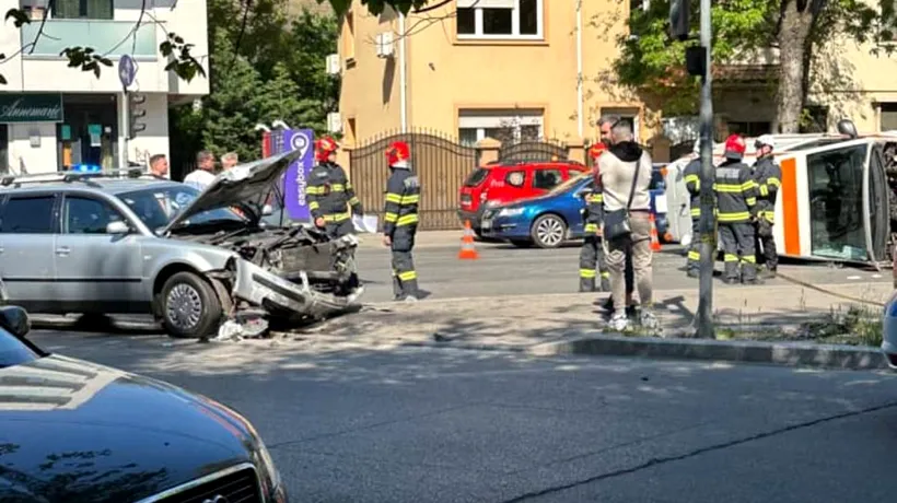 București | O ambulanță care transporta o femeie însărcinată s-a răsturnat