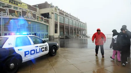 URAGANUL SANDY. Ce trebuie să facă ROMÂNII care se află în zonele afectate de „Frankenstorm