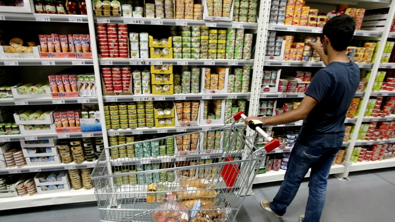 Producătorii de conserve acuză hipermarketurile că îi sufocă cu taxe de până la 50% din preț