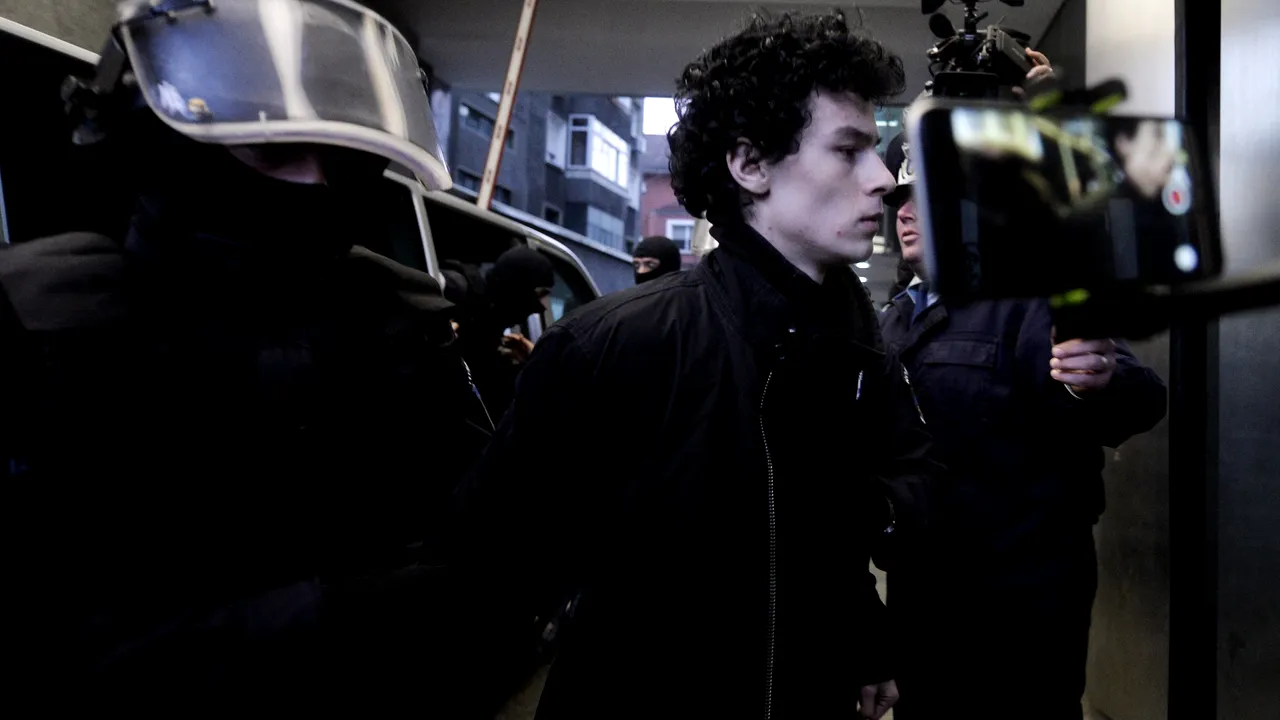 Un interlop cămătar nu mai vrea să stea în celulă cu tânărul arestat pentru propagandă ISIS: Vrea să mă convertească