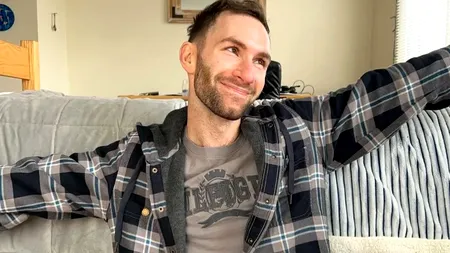 Hagi-Tudose, în varianta americană. Bradley pune cent pe cent, furând hîrtie igienică și încălzindu-și garsoniera cu aerul de pe hol