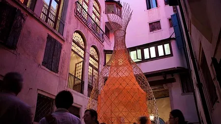 Un inventator susține că poate rezolva problema lipsei apei potabile cu ajutorul unui coș de bambus