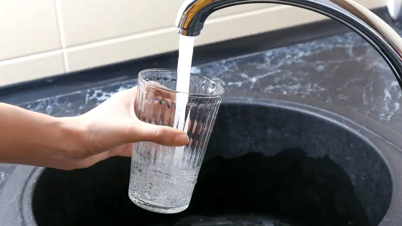 Ce se întâmplă, de fapt, dacă bei apă de la robinet în fiecare zi. Greșeala pe care mulți români o fac