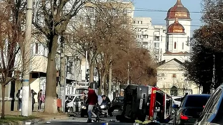 O ambulanță SMURD s-a răsturnat în Brăila, din cauza unei șoferițe care nu i-a acordat prioritate. Paramedicii au fost răniți (FOTO-VIDEO)