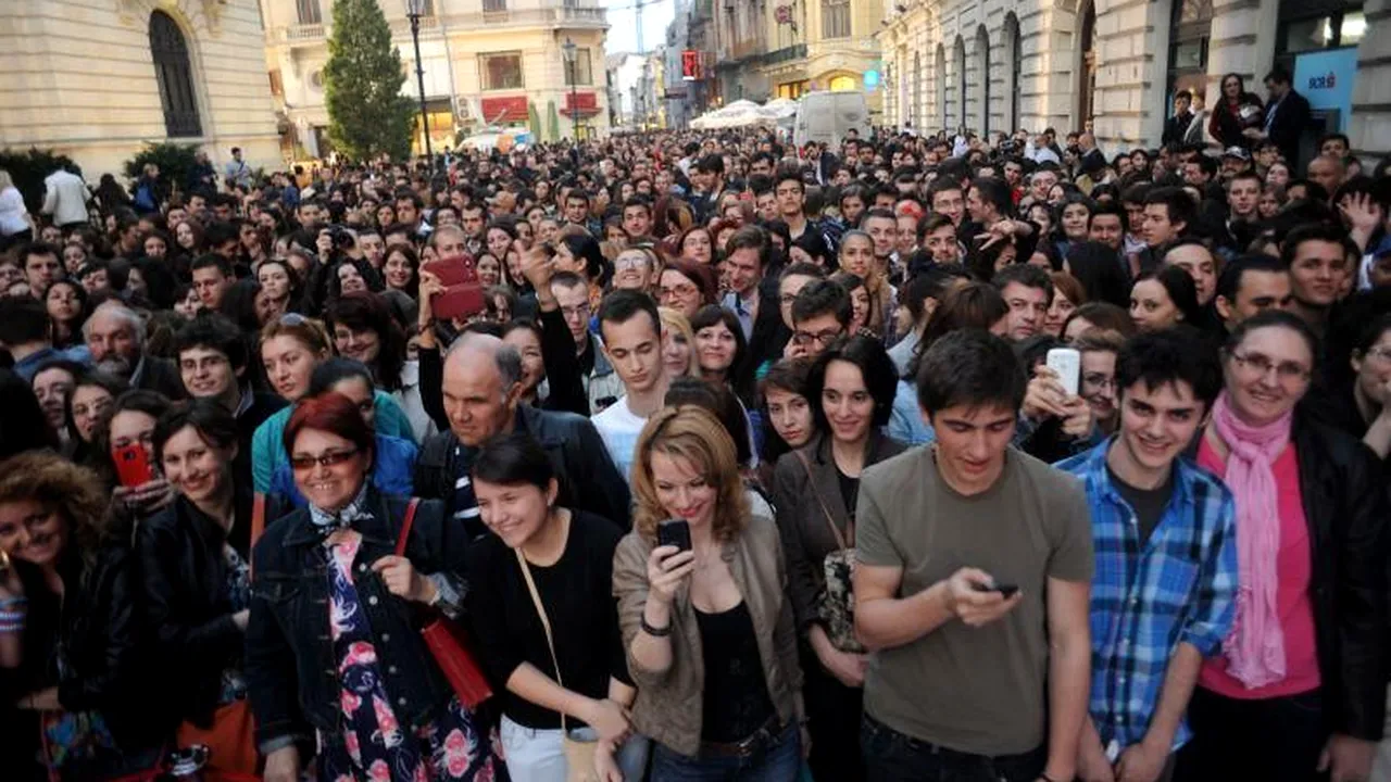 Fotografie de marți seara, din Centrul Vechi. Ce așteaptă acești tineri? 