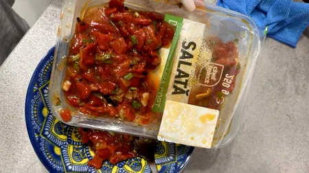 Un ieșean a cumpărat o salată de ardei capia copt, din LIDL, la doar 3.99 lei. Ireal ce era înăuntru, de fapt