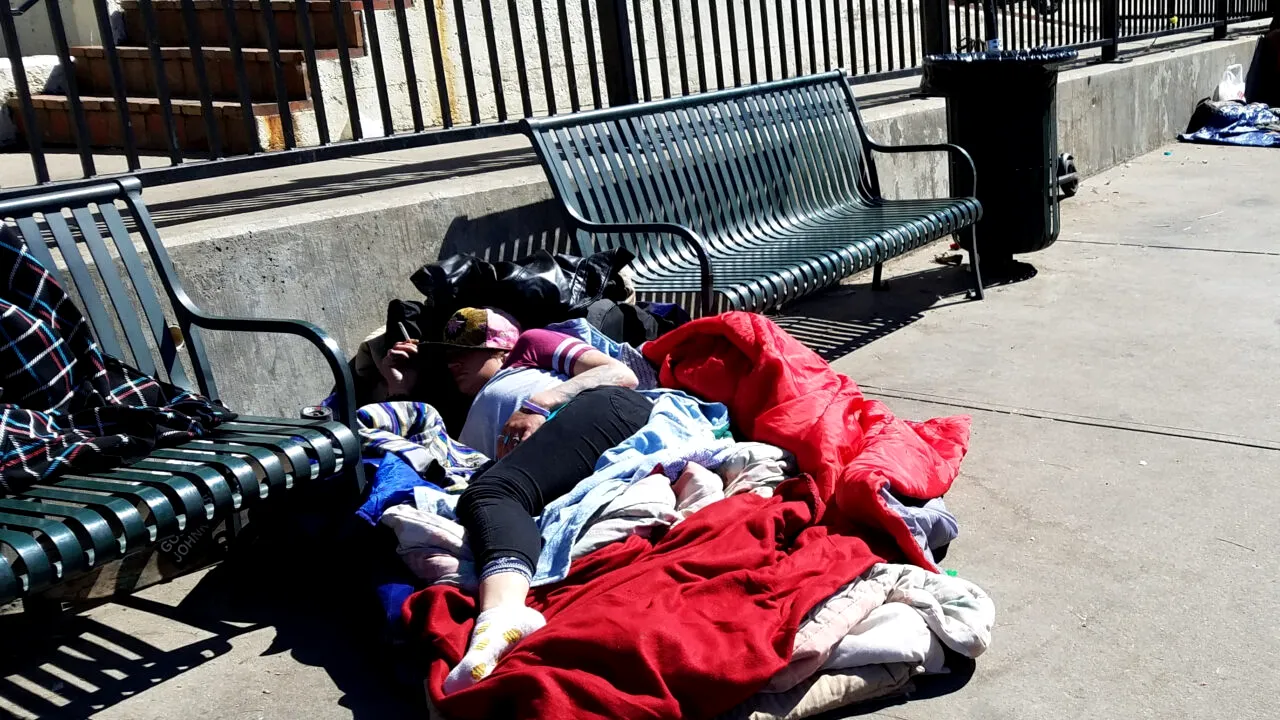 Orașul care le oferă 1.000 de dolari LUNAR oamenilor străzii. Într-un an, jumătate dintre ei și-au găsit locuințe