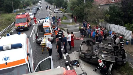 O femeie a murit și alte trei au răni grave, după ce mașina în care se aflau s-a răsturnat. Ce ar fi produs accidentul 
