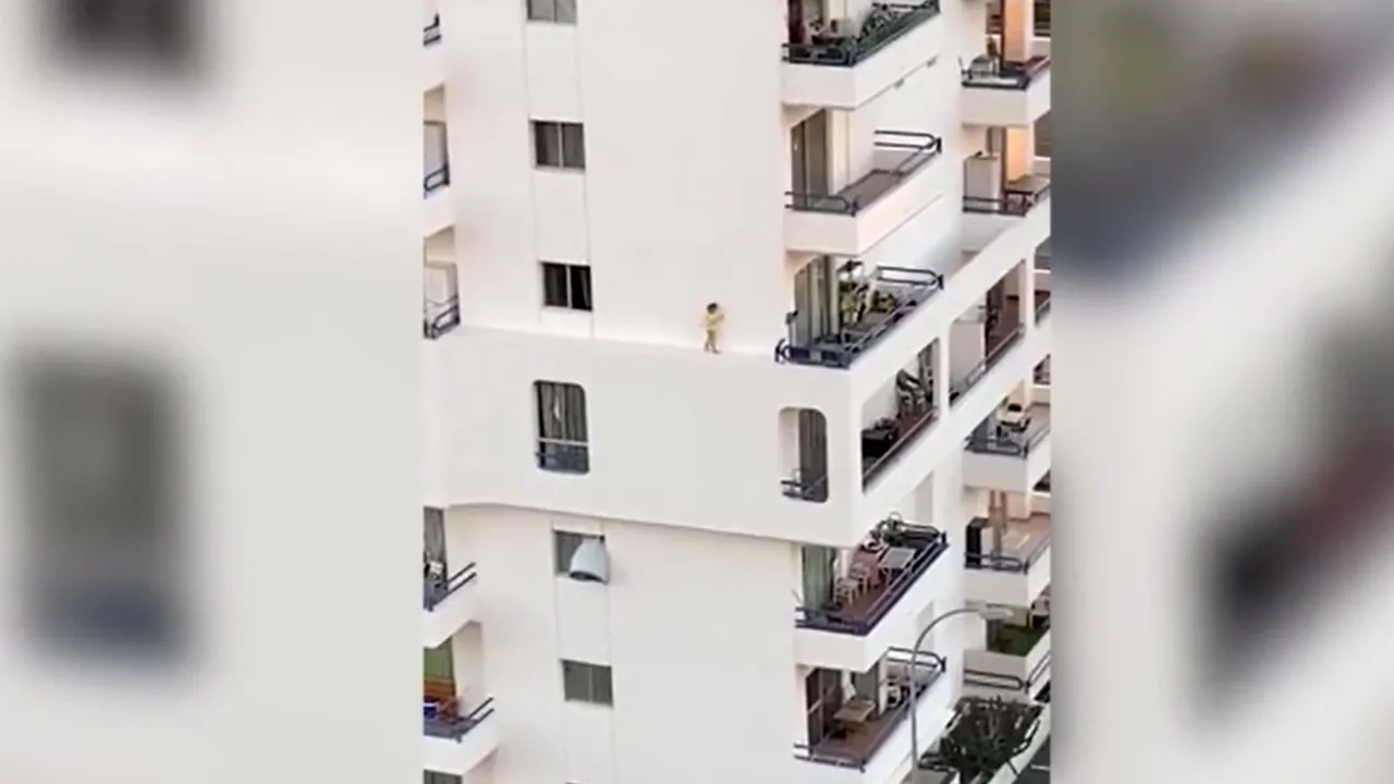 O fetiță a fost surprinsă în timp ce se plimba pe un perete al unui bloc, la etajul cinci. Ce făcea mama în acel timp VIDEO