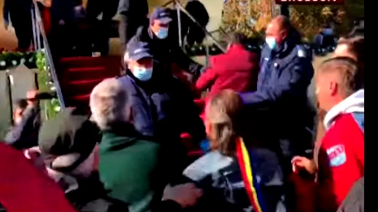 Este scandal uriaș la „Sfânta Parascheva”! Credincioșii mai au puțin și dau Moaștele pe jos / Aproape că se iau la bătaie cu jandarmii! VIDEO & FOTO