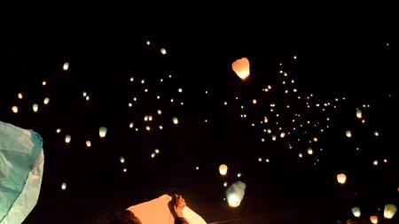 Ploiești: Unul dintre lampioanele lansate spre cer de Revelion a ajuns pe o copertină care a luat foc