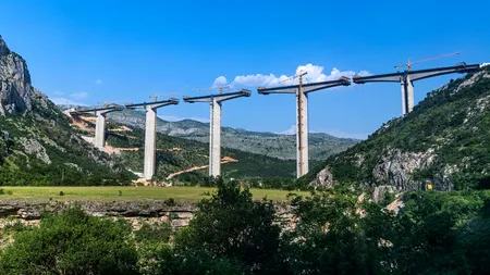 Țara din Balcani care riscă să intre în faliment din cauza unei autostrăzi finanțate cu bani împrumutați de la China. Autoritățile cer ajutorul UE