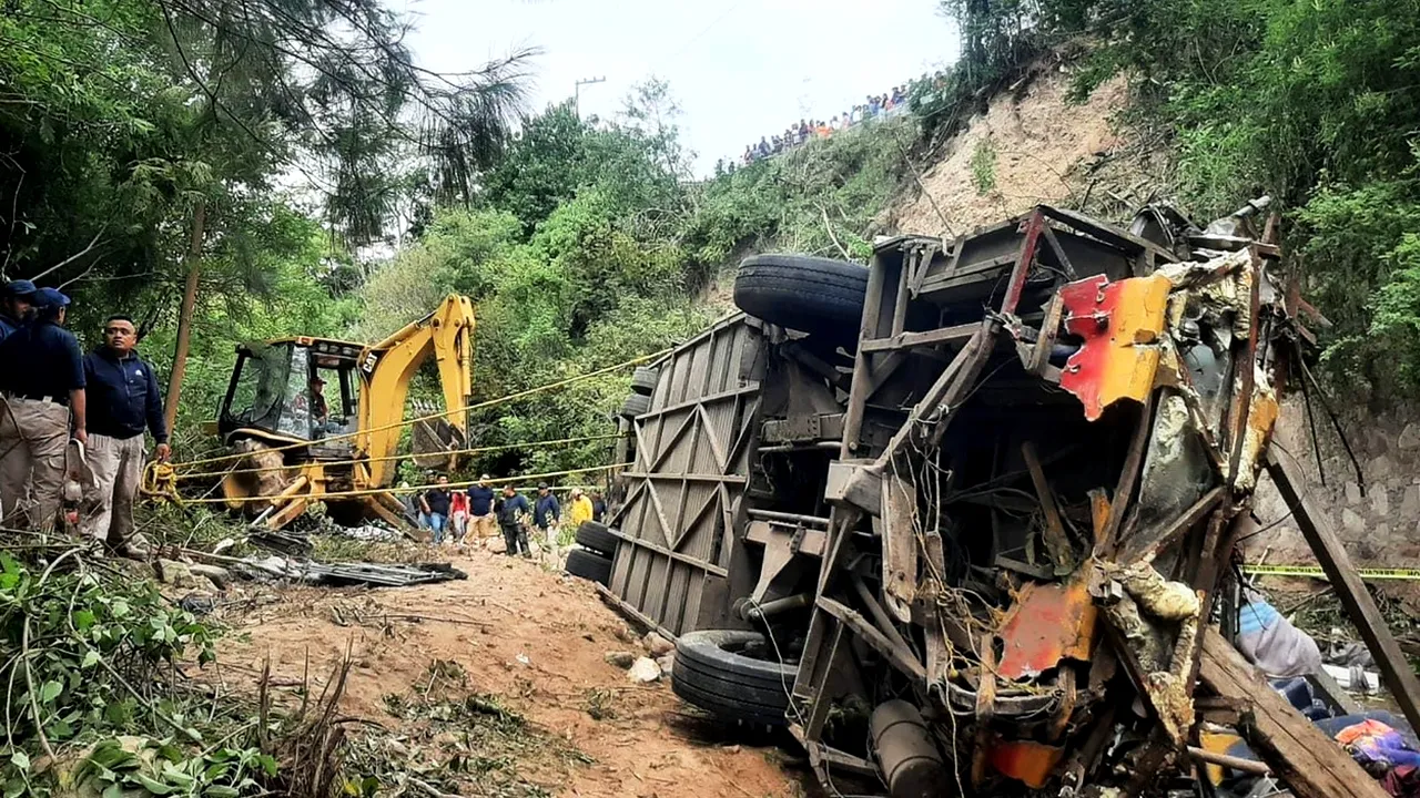 VIDEO | Imagini șocante! 29 de oameni au murit după ce un autocar s-a răsturnat. Ce făcea șoferul în momentul accidentului