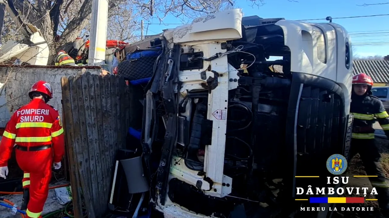 Accident mortal în Dâmbovița. Un TIR s-a răsturnat, iar șoferul a rămas încarcerat. Nu a mai putut fi salvat