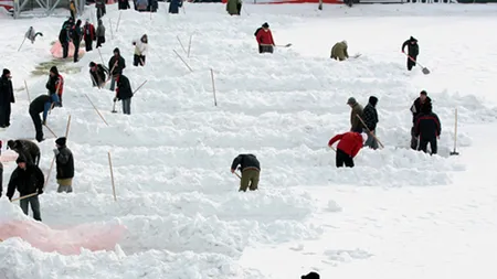 40 de deținuți, scoși să deszăpezească străzile, fiind plătiți cu 5 lei ora