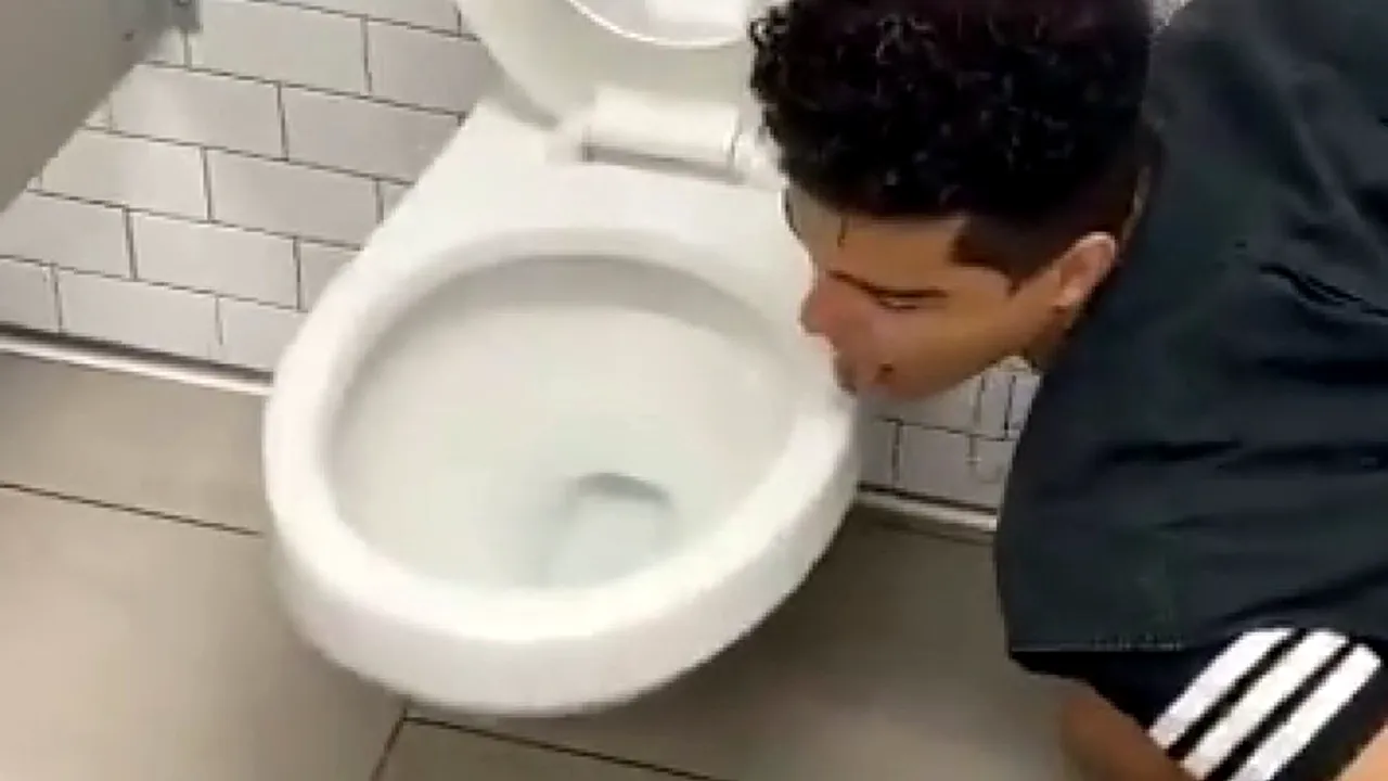 STUPID. Un influencer a lins în glumă un vas de toaletă, iar acum susține că a luat Coronavirus