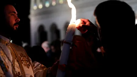 GALERIE FOTO: Slujba de Înviere de la Catedrala Patriarhală. Sute de credincioși au primit Lumina Sfântă