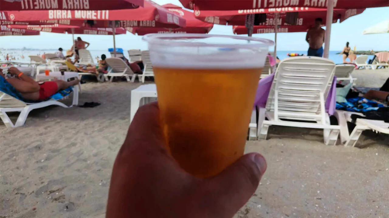 Câți lei a dat un bucureștean pentru un pahar cu bere, pe o plajă din MAMAIA. A crezut că este o eroare