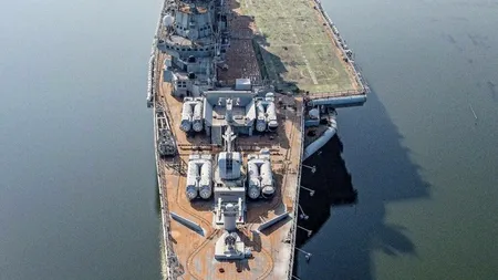 Vechiul portavion sovietic „Minsk” a luat FOC. Nava urma să devină PARC de distracții pentru turiștii chinezi