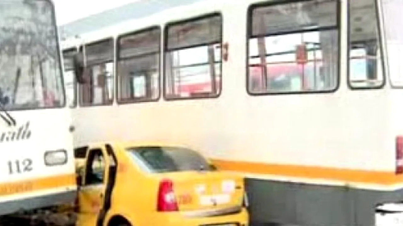Un taxi a fost prins între două tramvaie, în Capitală. Șoferul și o pasageră au fost transportați la spital