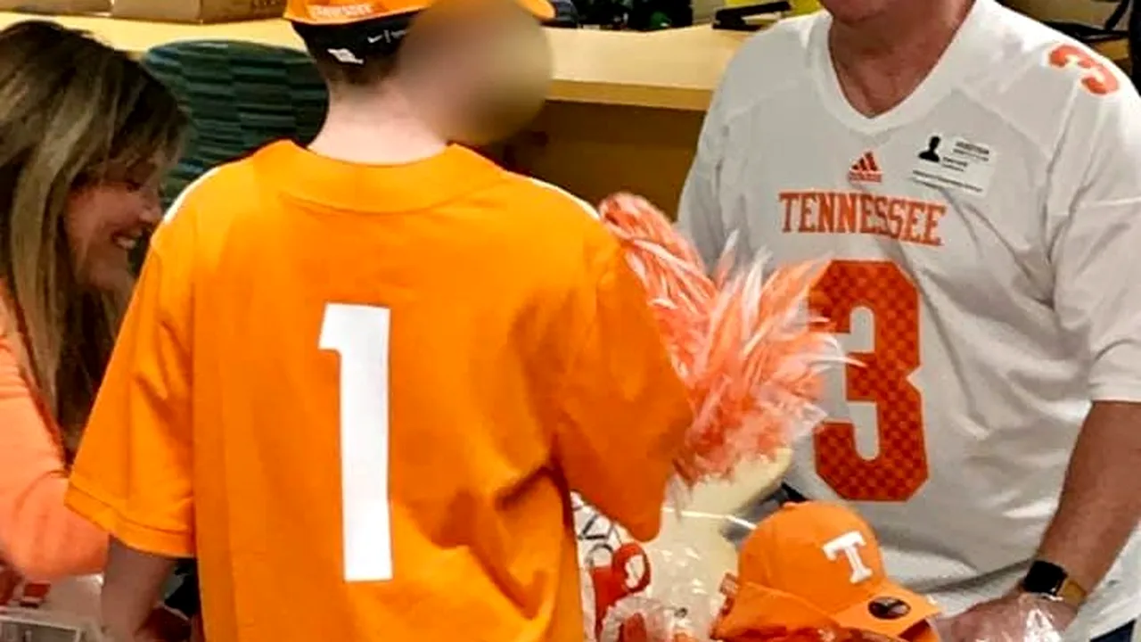 Au râs de el pentru ce purta, dar designul făcut de băiat a devenit brandul Universității. Gestul inedit făcut de profesori - FOTO 