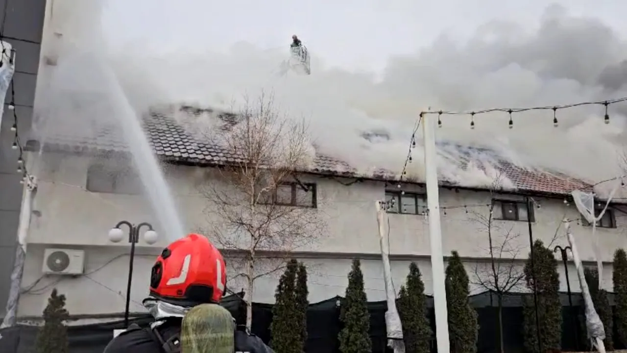 Clădire de birouri din SLATINA, făcută scrum. Incendiul a mistuit o suprafață de 10.000 mp. Sinistrul a fost lichidat spre seară