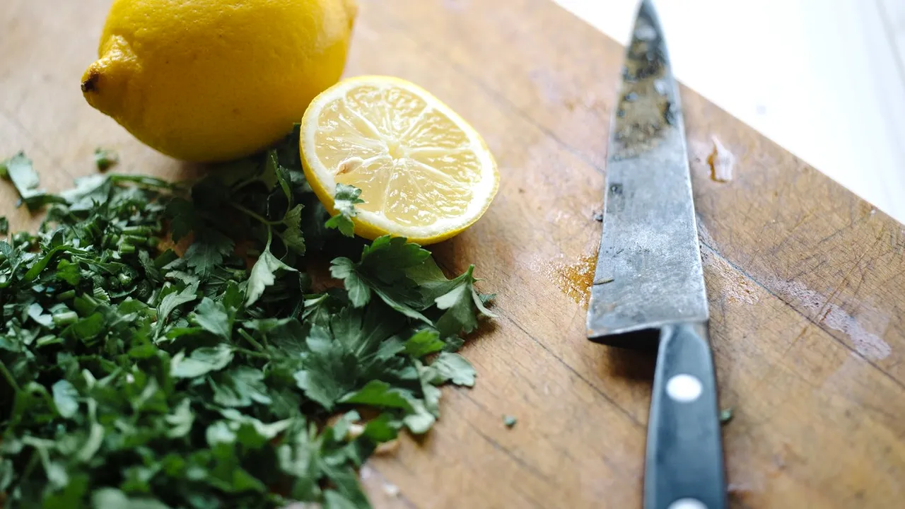 Pătrunjel cu pesticide, RETRAS de la comercializare din patru magazine din Vaslui