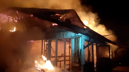 O fermă din Giurgiu a fost cuprinsă de flăcări. Grajdul de animale a ars în totalitate