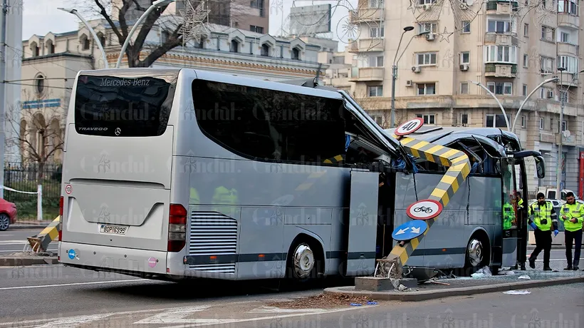 EXCLUSIV | Autocarul distrus în tragedia de la Pasajul Unirii ruginește și acum în parcarea Poliției. Ce plănuia să facă proprietarul