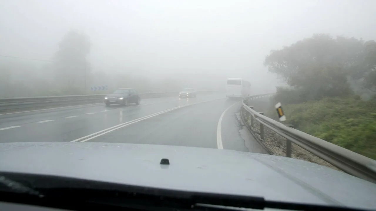 Atenție șoferi! CEAȚĂ densă și vizibilitate sub 50 de metri pe autostrăzi și drumuri naționale. Trafic îngreunat în jurul Capitalei