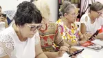 Cum învață seniorii să nu se mai teamă de telefon și de lumea digitală. Peste 10.000 de vârstnici au participat la atelierele Hi Digital