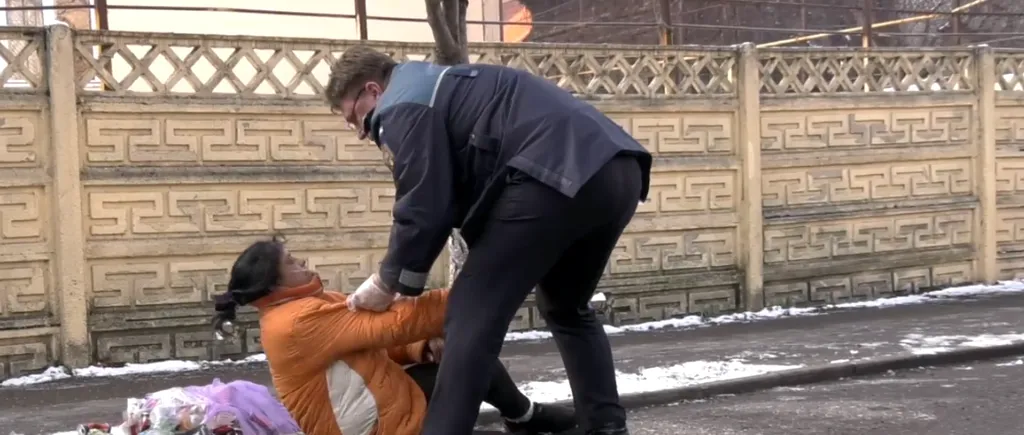 VIDEO Polițist filmat în timp ce ajuta un om al străzii