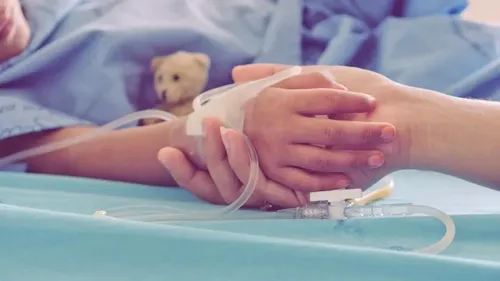 Un copil de 4 ani a murit în spital, în timp ce era operat de hernie ombilicală. Familia acuză medicii de malpraxis