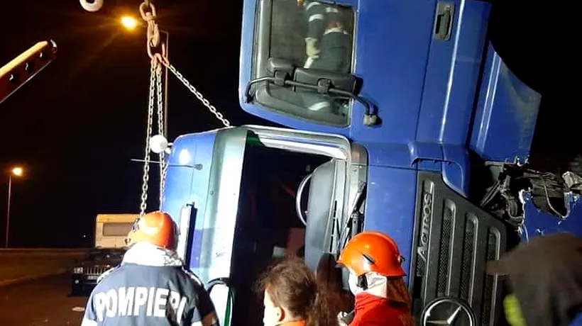Un șofer de TIR a murit strivit în cabină după ce camionul pe care îl conducea s-a răsturnat pe A1, lângă Orăştie, în județul Hunedoara