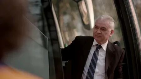 Selecționerul Iordănescu le dă o mână de ajutor unor suporteri ai echipei naționale, într-un nou spot publicitar