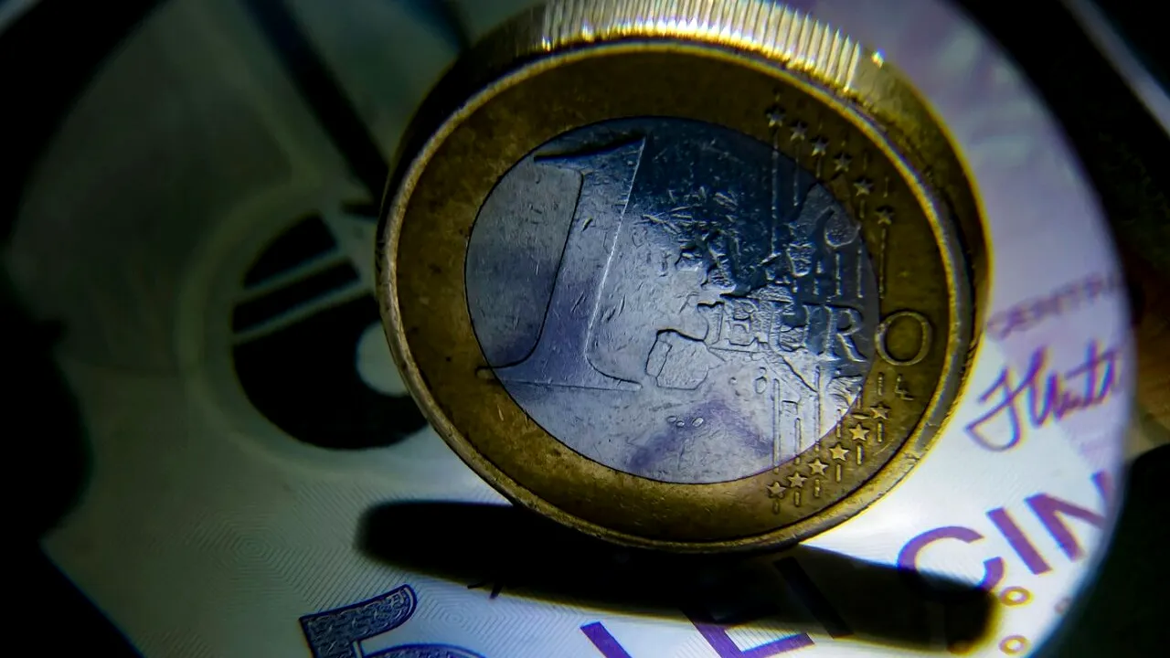 Românii își retrag ECONOMIILE din bănci și investesc în titlurile de stat. Ce câștiguri oferă Programul Tezaur?