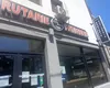 ANPC a găsit pizza, covrigi, chifle, covridog, pregătite în tăvi ruginite, murdare, printre „gândăcei” morți și mucegai