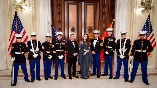 Ministra de Externe Oana Țoiu, „flancată” de opt pușcași marini și de Dickerson, însărcinatul cu afaceri militare al SUA în România. În ce context a fost făcută poza