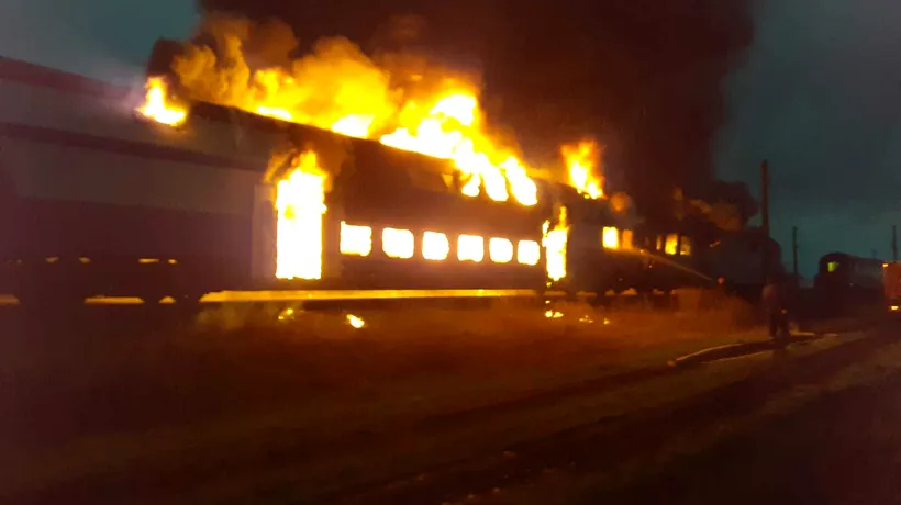 UPDATE Incendiu la un tren de călători aflat în Teleorman: Circulația feroviară a fost reluată pe un fir / Ministrul Transporturilor cere investigarea incendiului izbucnit la trenul IR 1825 - FOTO 